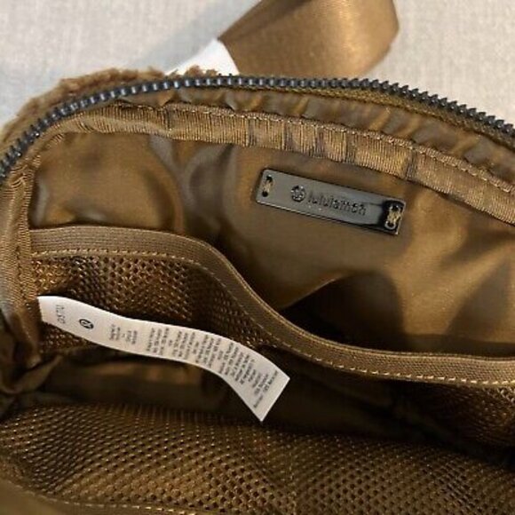 LULU🍋 Everywhere Fleece Belt Bag in Burnt Camel - Picture 4 of 5